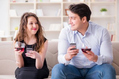 Genç çift romantik bir konseptte şarap içiyor.