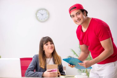 Kurye ofise paket getiriyor.