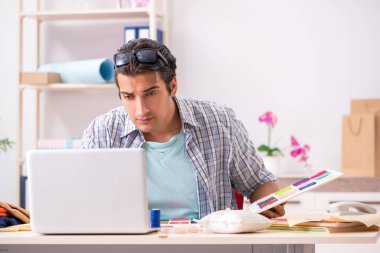 Atölyesinde çalışan yakışıklı bir terzi.