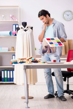 Atölyesinde çalışan yakışıklı bir terzi.