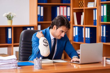 Ofiste çalışan genç bir çalışan.