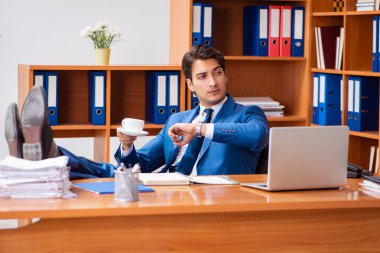 Ofiste çalışan genç bir çalışan.