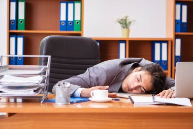 Ofiste çalışan genç bir çalışan.