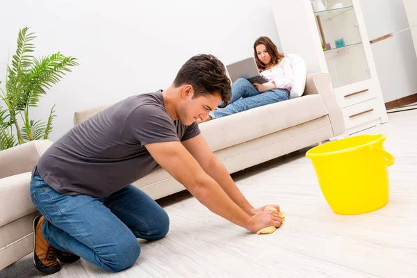 Jovem família fazendo limpeza em casa — Fotografia de Stock