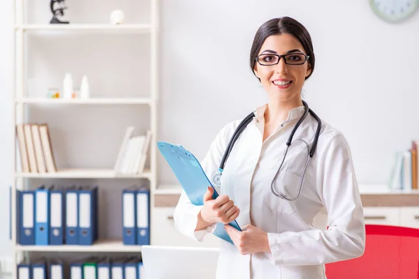 Ärztin arbeitet im Krankenhaus — Stockfoto