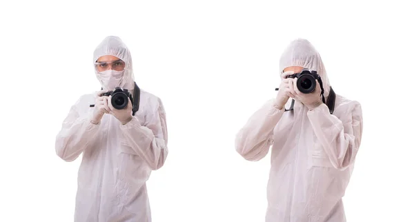 Specialista forense in tuta protettiva scattare foto su bianco — Foto Stock