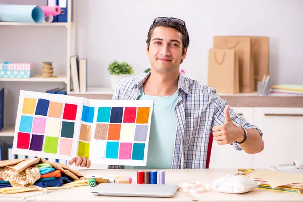 Joven sastre guapo trabajando en su taller —  Fotos de Stock