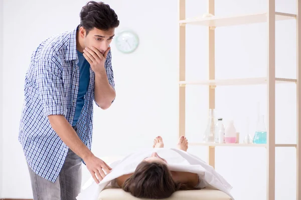 El hombre llorando a su esposa muerta — Foto de Stock