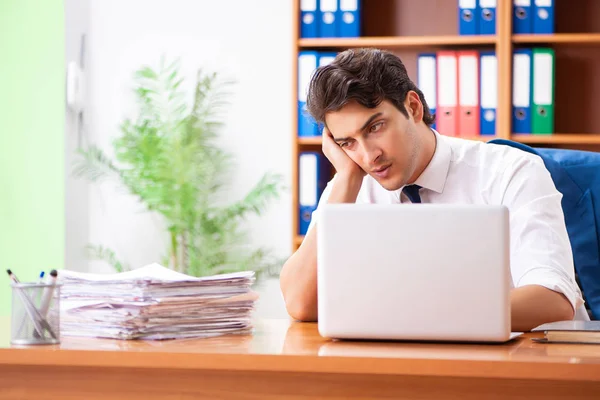 Jeune employé travaillant au bureau — Photo