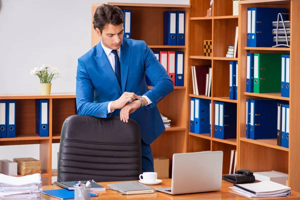 Jeune employé travaillant au bureau — Photo