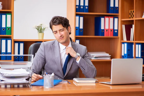 Jeune employé travaillant au bureau — Photo