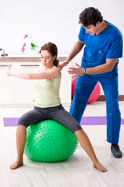 Fitness instructeur helpt sportman tijdens het sporten — Stockfoto