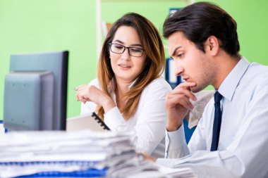 Ofiste çalışan iki meslektaşım.