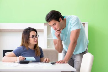 Genç aile kişisel finansla boğuşuyor