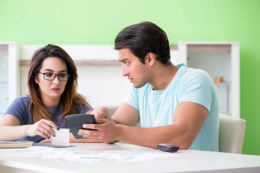 Genç aile kişisel finansla boğuşuyor