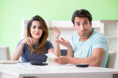 Genç aile kişisel finansla boğuşuyor