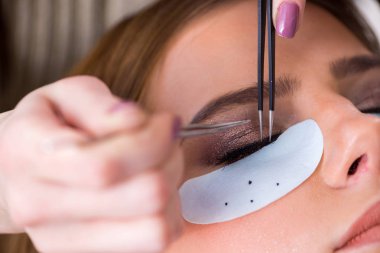 Kirpik uzatılıyor.