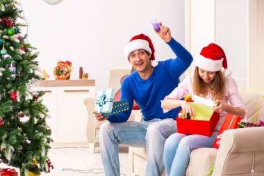 Genç çift Noel 'i evde kutluyor.