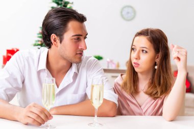 Genç çift Noel gecesi çatışıyor