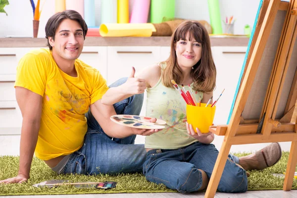Mladý pár těší malování doma — Stock fotografie