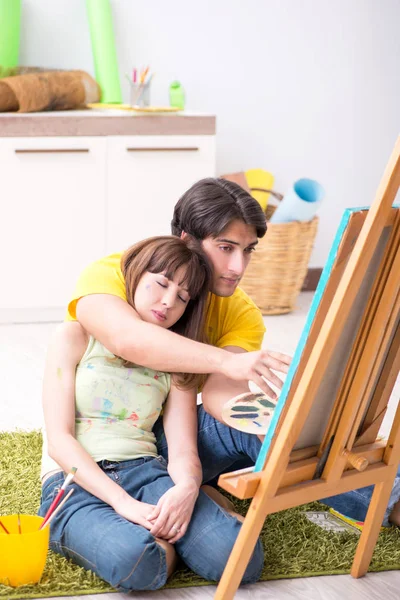 年轻夫妇喜欢在家里画画 — 图库照片