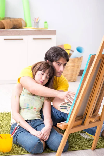 Pareja joven disfrutando de la pintura en casa — Foto de Stock