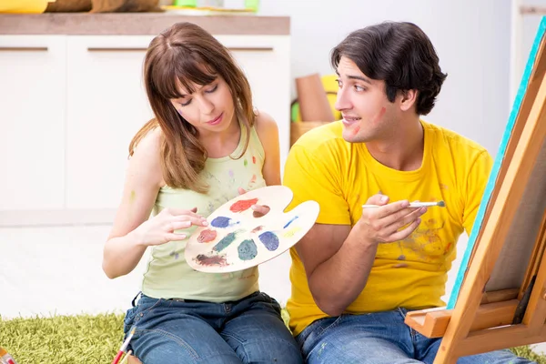 Pareja joven disfrutando de la pintura en casa — Foto de Stock