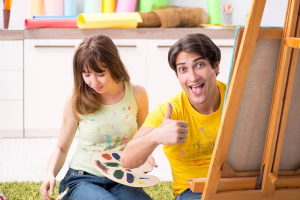 Young couple enjoying painting at home — Stock Photo, Image