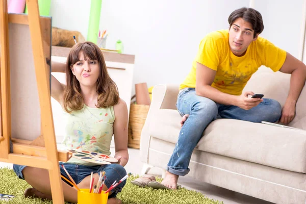 Pareja joven disfrutando de la pintura en casa — Foto de Stock