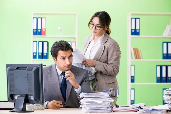 Man anställd som lider av överdrivet arbete — Stockfoto