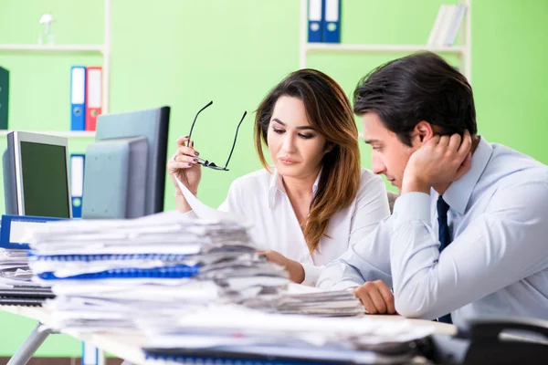 Two colleagues working in the office — Stock Photo, Image