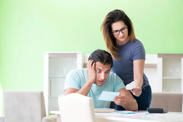 Familia joven luchando con las finanzas personales — Foto de Stock