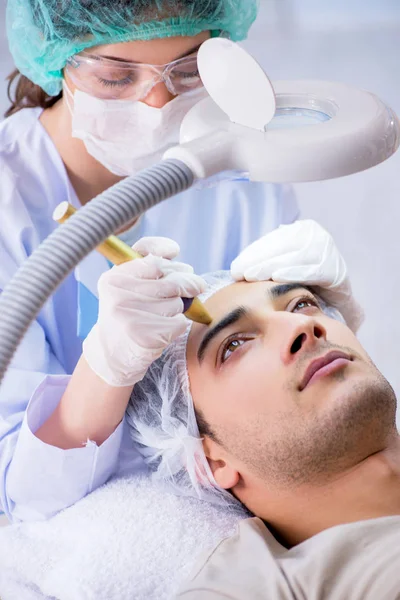 Man besöker dermatologyst för laser ärr avlägsnande — Stockfoto