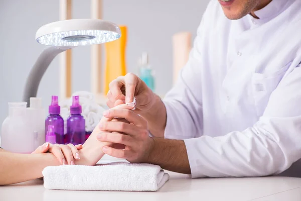 Mani durante la sessione di cura della manicure — Foto Stock