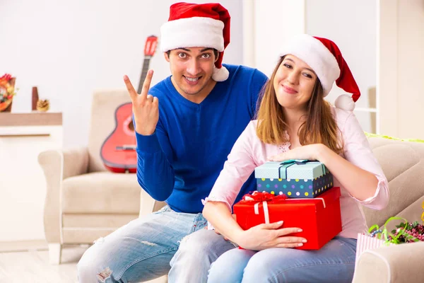 Jong paar vieren kerstmis thuis — Stockfoto