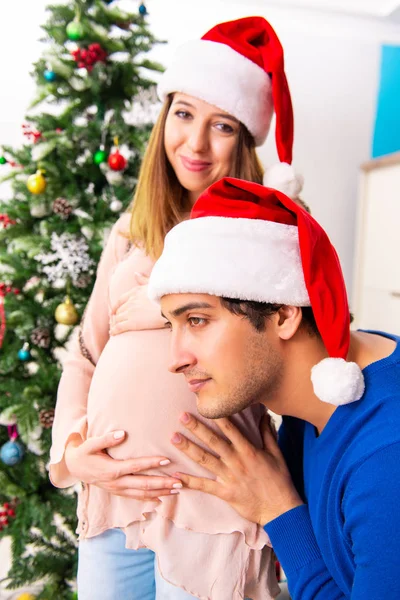 妊娠中の妻cevelatingクリスマスとともに夫 — ストック写真