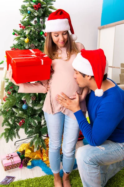 妊娠中の妻cevelatingクリスマスとともに夫 — ストック写真