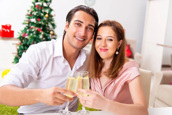 Junges Paar feiert Weihnachten mit Champagner — Stockfoto