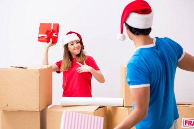 Yeni evde genç bir aile Noel 'i kutluyor.