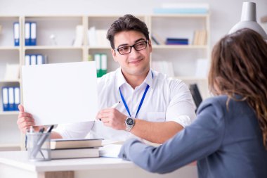 Satış yardımcısı müşteriyle işlemi tartışıyor