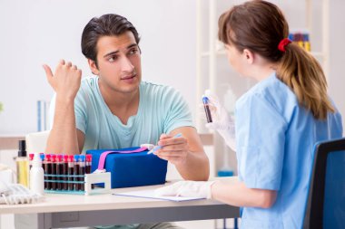 Kan testi örnekleme işlemi sırasında genç bir hasta.  