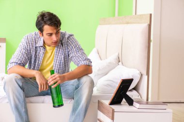 Mutsuz aşk kavramında üzgün genç adam.