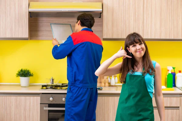 Donna con imprenditore in cucina discutendo di riparazione — Foto Stock