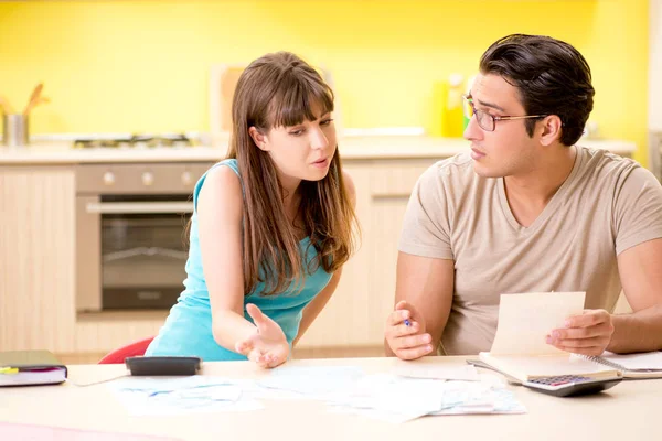 Junge Familie Kämpft Mit Persönlicher Finanzierung — Stockfoto