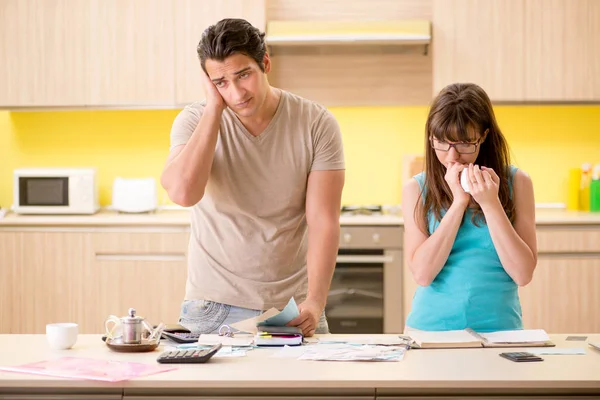 Jeune famille aux prises avec des problèmes de finances personnelles — Photo