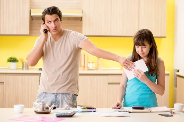 Junge Familie kämpft mit persönlicher Finanzierung — Stockfoto