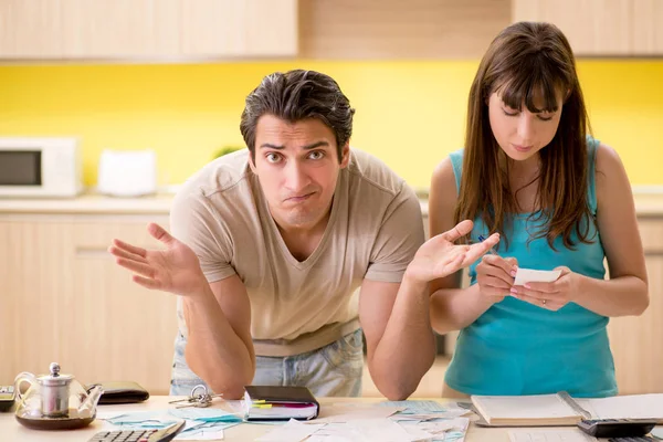 Jonge familie worstelt met persoonlijke financiën — Stockfoto