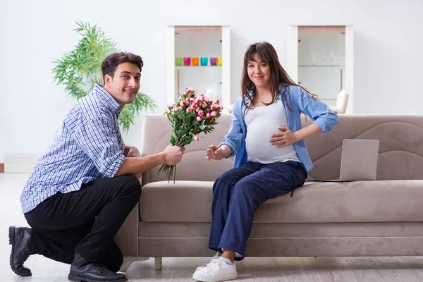 Familia feliz celebrando el embarazo en casa — Foto de Stock