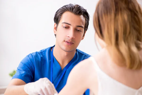 Junge Patientin bei Blutentnahme — Stockfoto