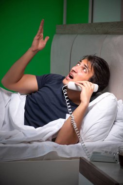 Genç yakışıklı adam evinde uykusuzluk çekiyor.